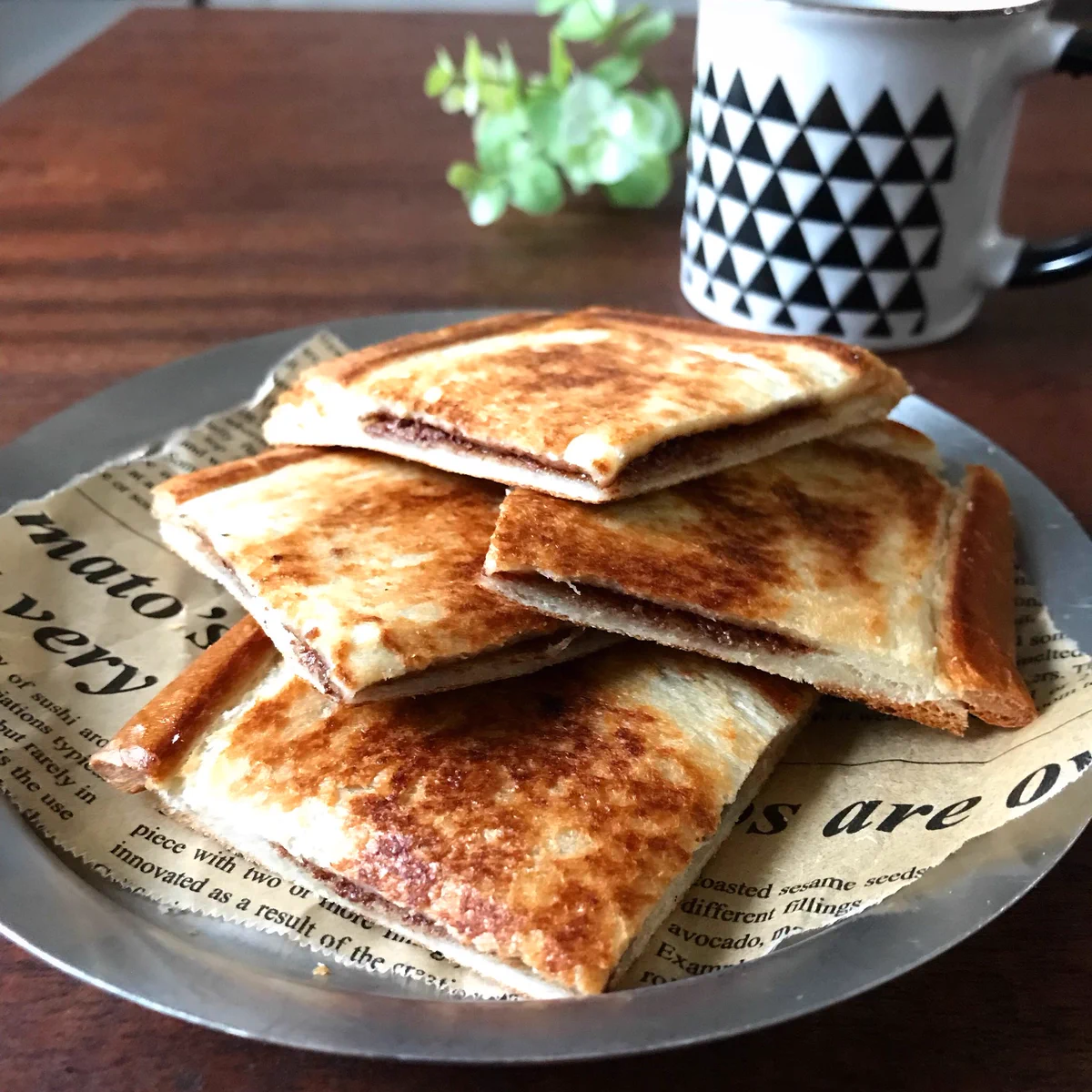 ほぼ挟んで焼くだけなのに止まらなくなる美味しさ！3つの材料で作れるクリスピーチョコサンド！
