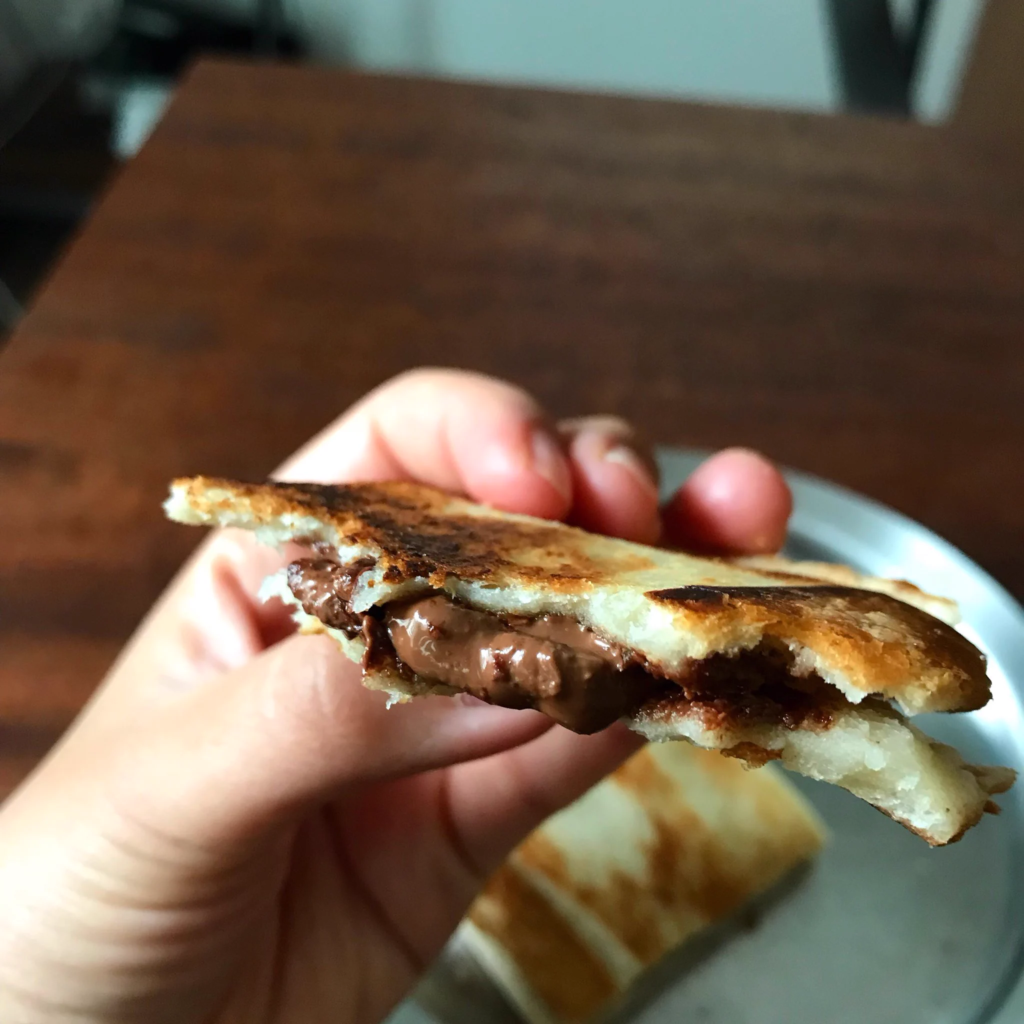 ほぼ挟んで焼くだけなのに止まらなくなる美味しさ！3つの材料で作れるクリスピーチョコサンド！