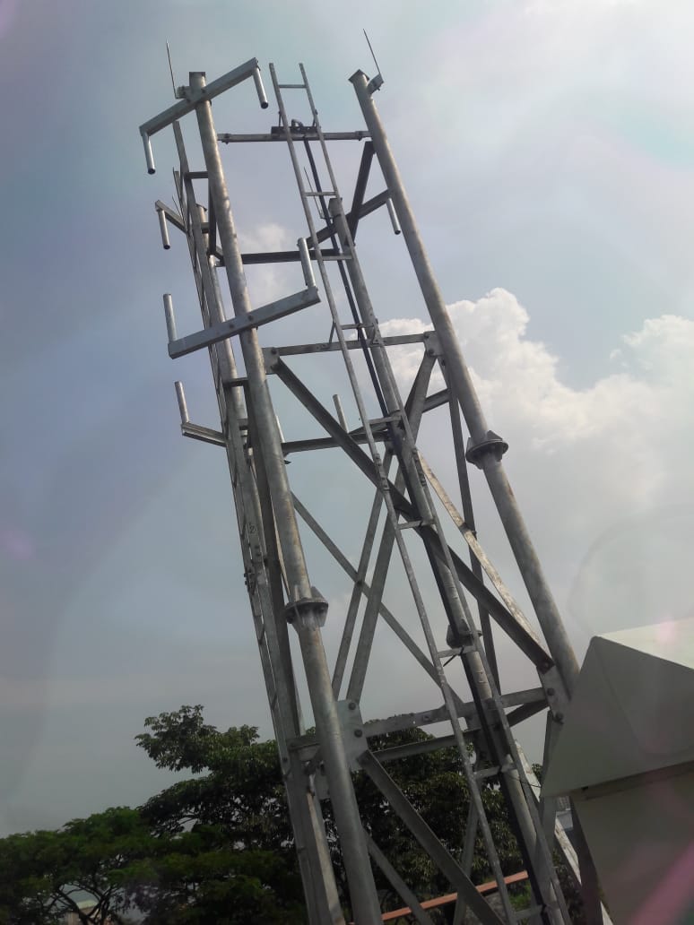 salvenitin1's tweet photo. Airtel गैरकानूनी तरीके से मोबाईल टॉवर लगाने का काम शुरू कर रहा हैं। स्थानिक नागरिकों को धमकाया जा रहा हैं, प्रशासन कि कोई अनुमति नहीं है @Airtel_Presence  @airtelindia @mybmc @TRAI @DoT_India @rsprasad https://t.co/3HUk6pdo5t