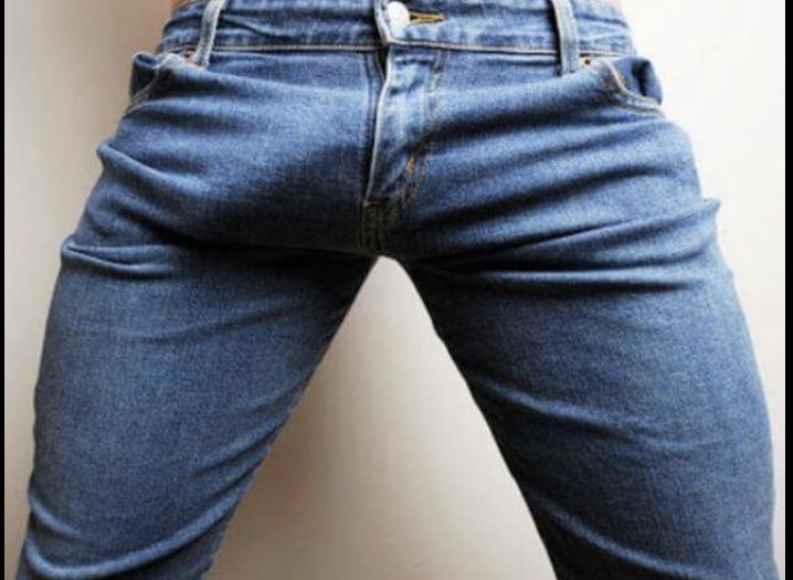 Cock jeans. Выпирает в джинсах. Джинсы крупным планом. Через джинсы.