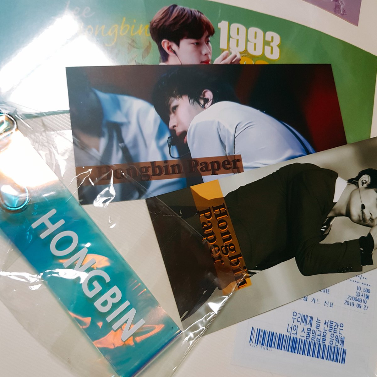 히히💕
티켓도 무사히 도착🎫
다른 것도 같이 들어있어서
열어보고 깜짝 놀랐어요😭😭😭💕

같이 보내주신 악세사리(?)도
가방에 소중히 걸고 다니겠습니다🙏💕