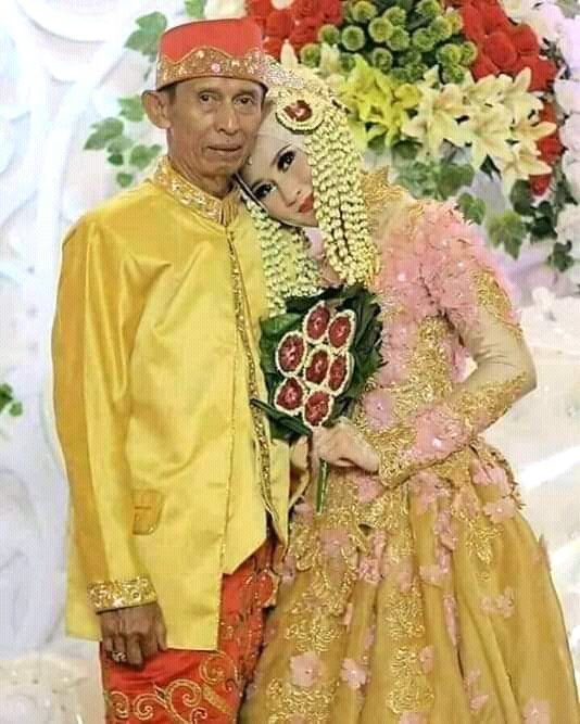 Ryancahyap2's tweet photo. Disaat yg muda sibuk main game online . Para kakek kakek mengambil kesempatan ini 😂 https://t.co/jSPFKM15Xr