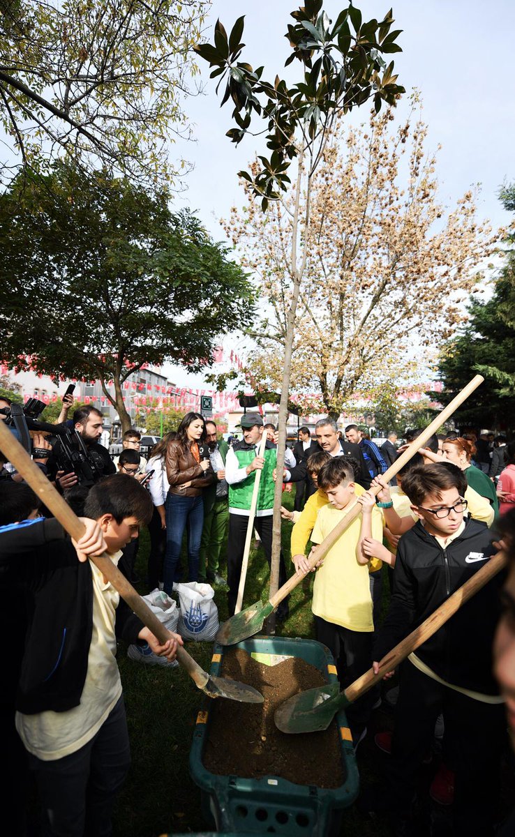 Türkiye genelinde gerçekleştirilen #GelecegeNefes kampanyası kapsamında Beyoğlu’nda bin 111 fidan toprakla buluştu.

Başkanımız <a href="/haydaraliyildiz/">🇹🇷Haydar Ali YILDIZ</a> Çıksalın Meydan Parkı’nda öğrencilerle birlikte fidan dikti.

beyoglu.bel.tr/haber/beyoglun…