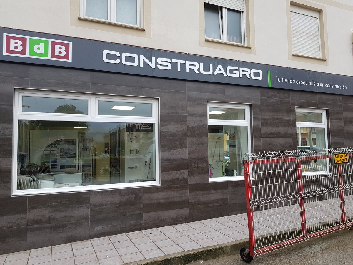 Nuestro distribuidor Construagro confiando el la nueva tecnología de #FugabellaColor,  gama de 50 colores para el rejuntado de tu ceramica .