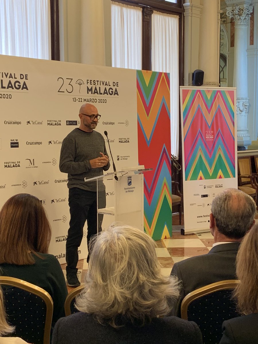 “Si ya el título del cartel, Mucha Más Málaga, es aliteración de “emes” en el inicio de cada una de las palabras que lo conforman; igual sucede con sus formas: Una gran M roja centra la atención. Una gran M de Málaga y, decir Málaga es hablar de su Festival y viceversa.”