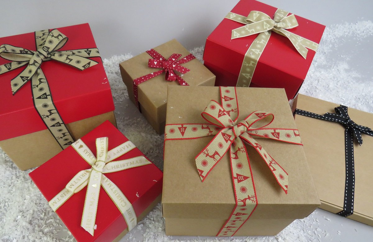 BoxMart_Giftbox's tweet photo. Mix and match our natural kraft hamper and gift boxes with crimson lids and bases, scandinavian inspired ribbon.... perfectly coordinated traditional Christmas packaging with a modern touch. Shop the range - https://t.co/65vx9nE83i 

#christmaspackaging #giftboxes #kraftboxes https://t.co/luUkqBy6hQ