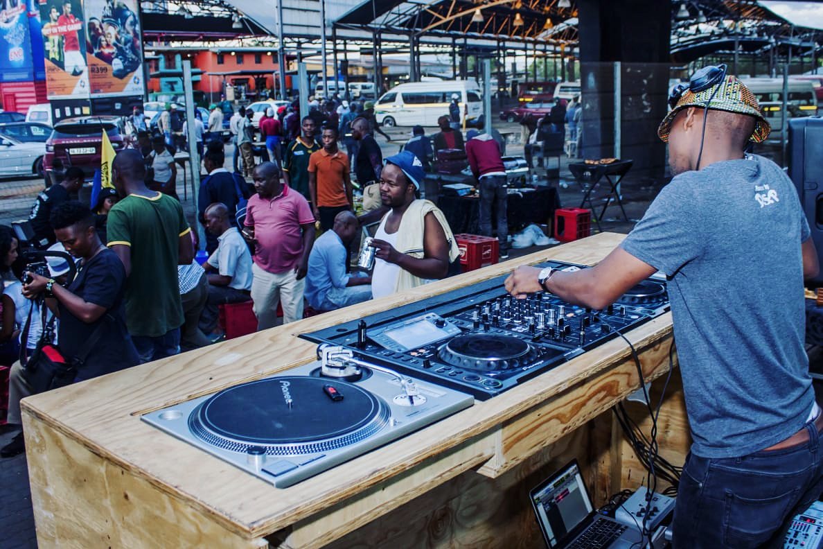 UBRexperience's tweet photo. UltimateBeatRide live recording at Faraday Taxi Rank Jozi
#UltimateBeatRide #ubr #ubrlive #music #livepodcast #livemusicpodcast #visualart #visualcontent #ubrexperience #musicislive #faradaytaxirank 
Image cred: @musamphotographysolutions #musamphotographysolutions 
DJ: #AudioBee https://t.co/45FAlsVGD7