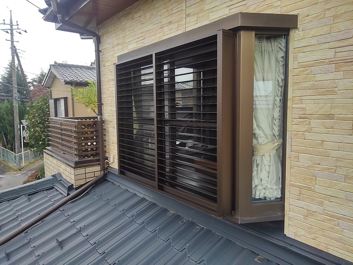 Madoショップ店長 大川ガラス Sur Twitter 本日は台風対策で２階の出窓に多機能ルーバーを取り付けさせていただきました 出窓 は雨戸やシャッターは取り付けできませんが このような対策ができます 北本市 Madoショップ 多機能ルーバー 本日の工事