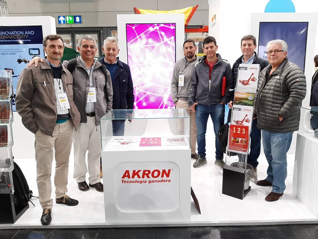 AKRONMaquinaria's tweet photo. ✔️#AKRON en @agritechnica 2019. Un equipo compuesto por directivos, ingenieros y comerciales nos representa en una de las ferias más convocantes a nivel mundial! 🇦🇷🇩🇪
#AKRONexport #TecnologíaGanadora #GoAKRON #NegociosImbatibles https://t.co/nSdwizfV8K