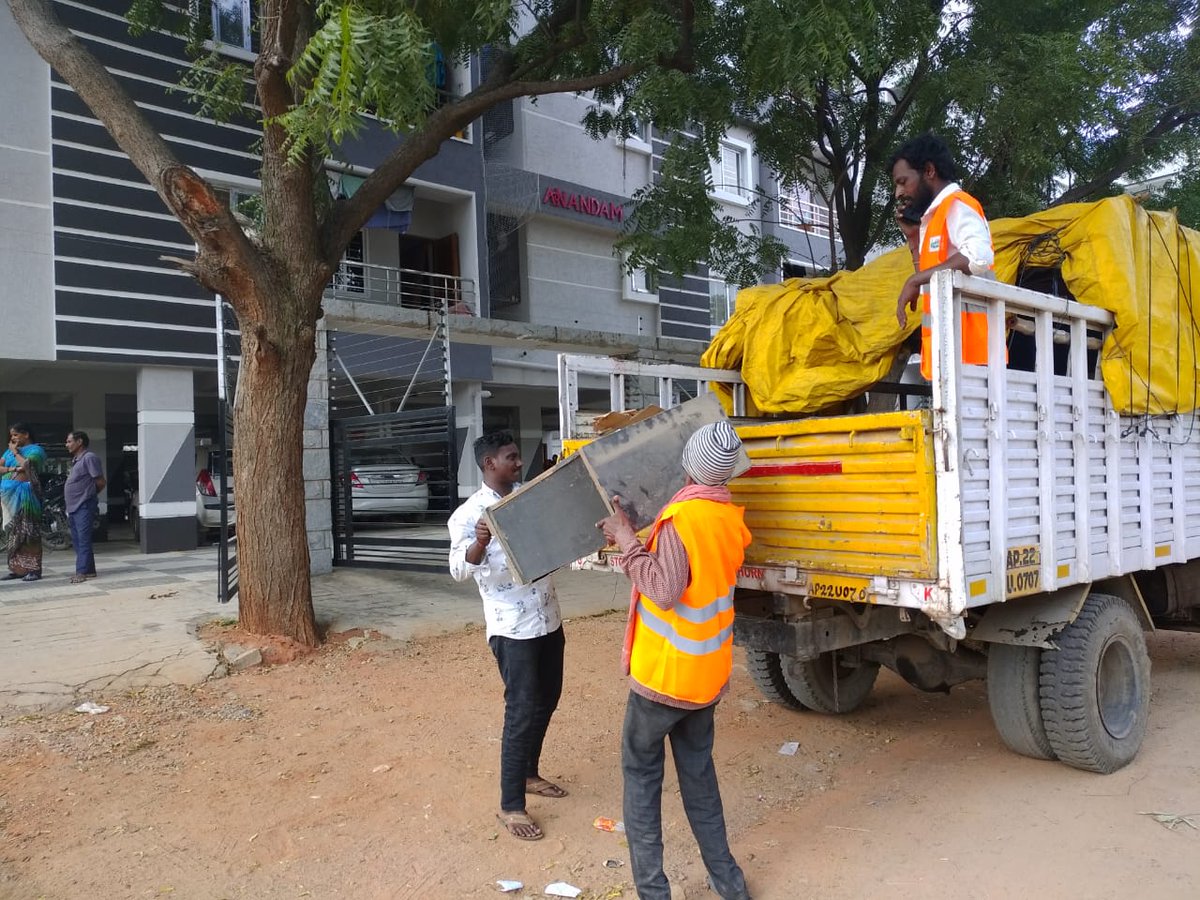Srikanth_sevan's tweet photo. Thank you @GHMCOnline, @zcwz_ghmc madam for the special drive to collecting trash, e-waste. 10D #recyclothon #SwachhBharat #swachhAnandam https://t.co/UYH6KWdYac