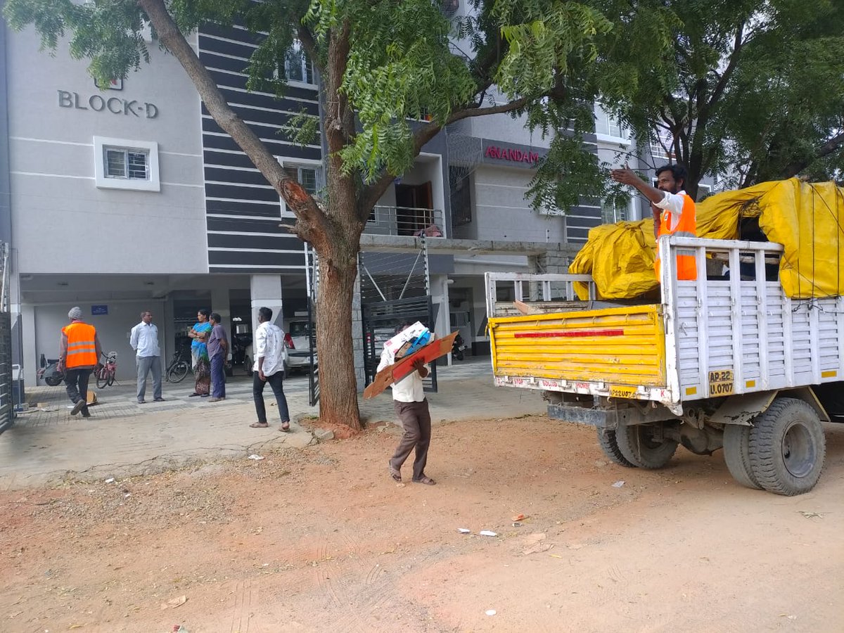 Srikanth_sevan's tweet photo. Thank you @GHMCOnline, @zcwz_ghmc madam for the special drive to collecting trash, e-waste. 10D #recyclothon #SwachhBharat #swachhAnandam https://t.co/UYH6KWdYac