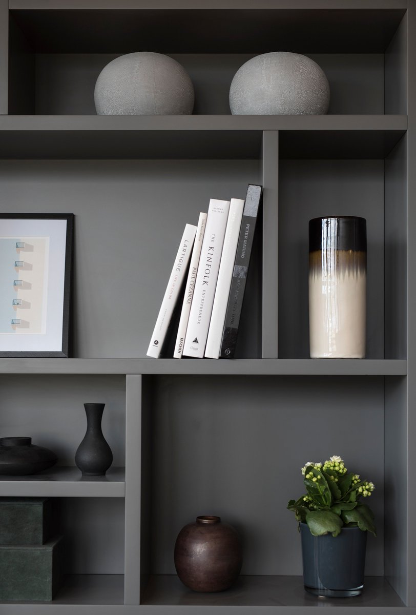 What better way to showcase your objects d’art? #BuckinghamGreen is backing the open shelves trend #InteriorDesign #ShowApartment @th2designs
