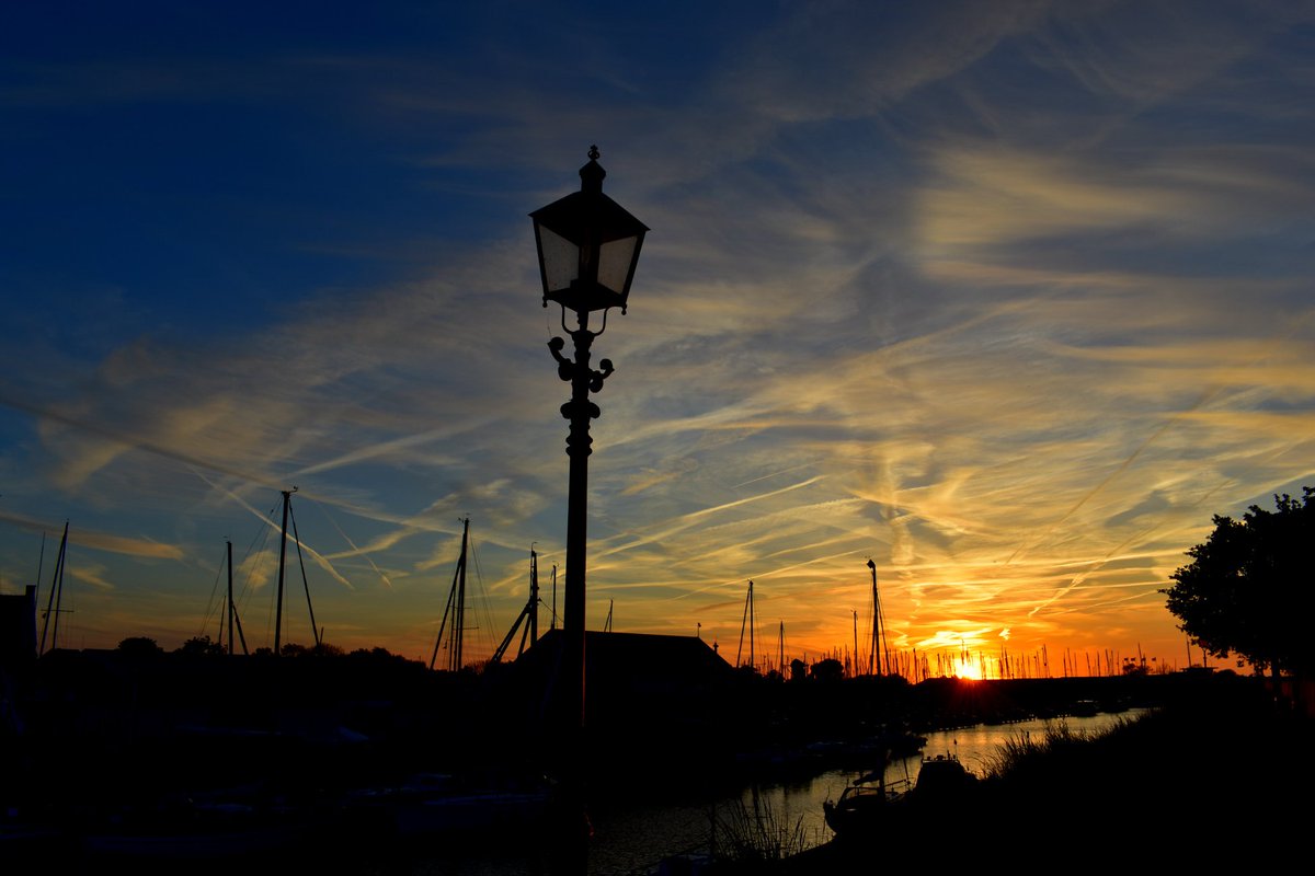 RdenBoer82WX's tweet image. Sunset in our harbour in Brouwershaven, The Netherlands @StormHour #Sunset #Zonsondergang