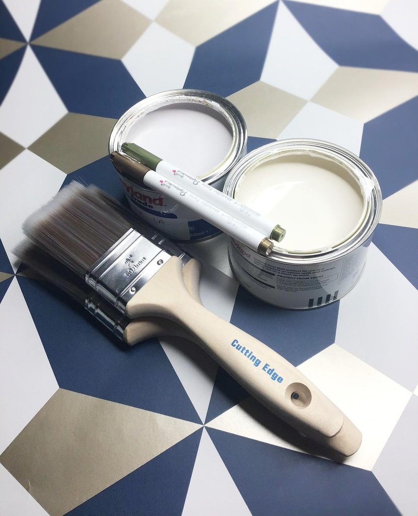 solidarc's tweet image. Media Source: instagram.com/p/B3fEqnJF3Z-/

Which paint would you guys match with our Nova Geometric Metallic Star Wallpaper Navy? 🤔 Would you go for the lighter colour or the warmer colour? 🎨🖌️⠀⁠
📷 @decoratingcentreonline )