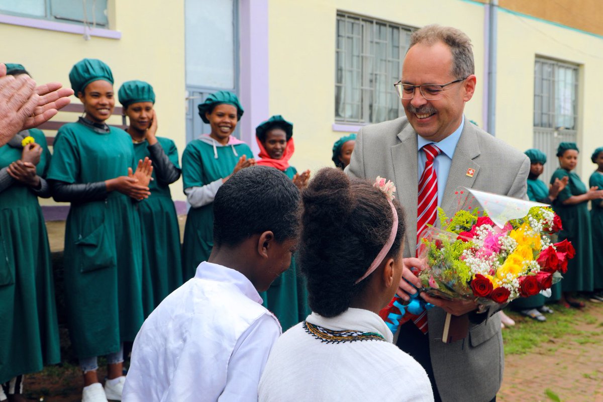 In Arabien werden äthiopische Frauen ausgebeutet und missbraucht. Wir helfen diesen Frauen nach der Rückkehr in ihre Heimat. Davon konnte sich der Schweizer Botschafter in #Äthiopien persönlich überzeugen.
#Embassyofswitzerland
menschenfuermenschen.ch/ich-bin-stolz-…