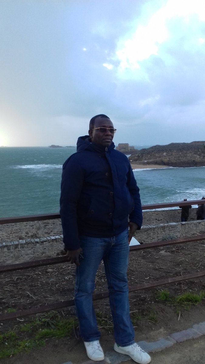 MarieLaureDavy's tweet photo. [#congresleo2019] De retour du Congrès et avant une semaine de visite des sites @LL_Ouest Bretagne, pause malouine et iodée avec Makhtar de @LeoLagrange Sénégal. Clin d'oeil à nos amis de @Coop_FA en passant dvt la Maison du #Québec. Fière de ma #region #cotedemeraude #saintmalo https://t.co/vdjwcVyVFm
