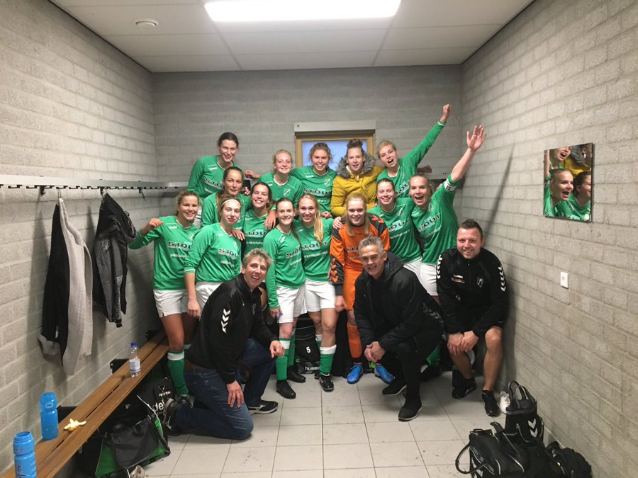 VVAC_Ottoland's tweet photo. . @VVACDames 1 voor het eerst alleen koploper:

https://t.co/eQyhSGoLXR https://t.co/GX07IsnoUb