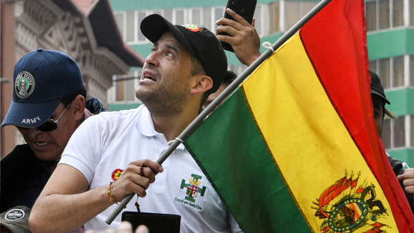 Un fantoche que dice creer en Dios, lleva dolor y envuelve a #Bolivia en sangre. Ese es el tal Luis Camacho, opositor y golpista <a href="/alboradacubana/">Reina Torres Pérez</a> <a href="/RandyAlonsoFalc/">Randy Alonso Falcón</a> <a href="/CarlosFdeCossio/">Carlos F. de Cossio</a> <a href="/PresidenciaCuba/">Presidencia Cuba 🇨🇺</a> <a href="/DebbieL19885379/">Dra. Debbie López Sánchez</a>