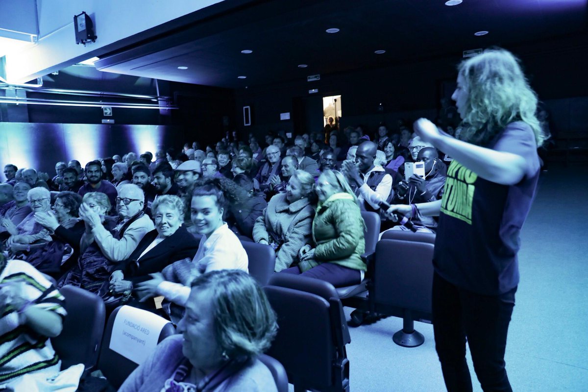 Districte de Sant Martí (@bcn_santmarti) on Twitter photo 🤣🤣 El grup de teatre <a href="/ImproAcatomba/">IMPRO ACATOMBA</a> posa el toc d’humor a l’acte amb intervencions improvisades. Els membres del grup estan vinculats amb l’<a href="/escoladactors/">escola d'actors bcn</a> ubicada a la Cooperativa La Formiga Martinenca. 🤣🤣 El grup de teatre <a href="/ImproAcatomba/">IMPRO ACATOMBA</a> posa el toc d’humor a l’acte amb intervencions improvisades. Els membres del grup estan vinculats amb l’<a href="/escoladactors/">escola d'actors bcn</a> ubicada a la Cooperativa La Formiga Martinenca.