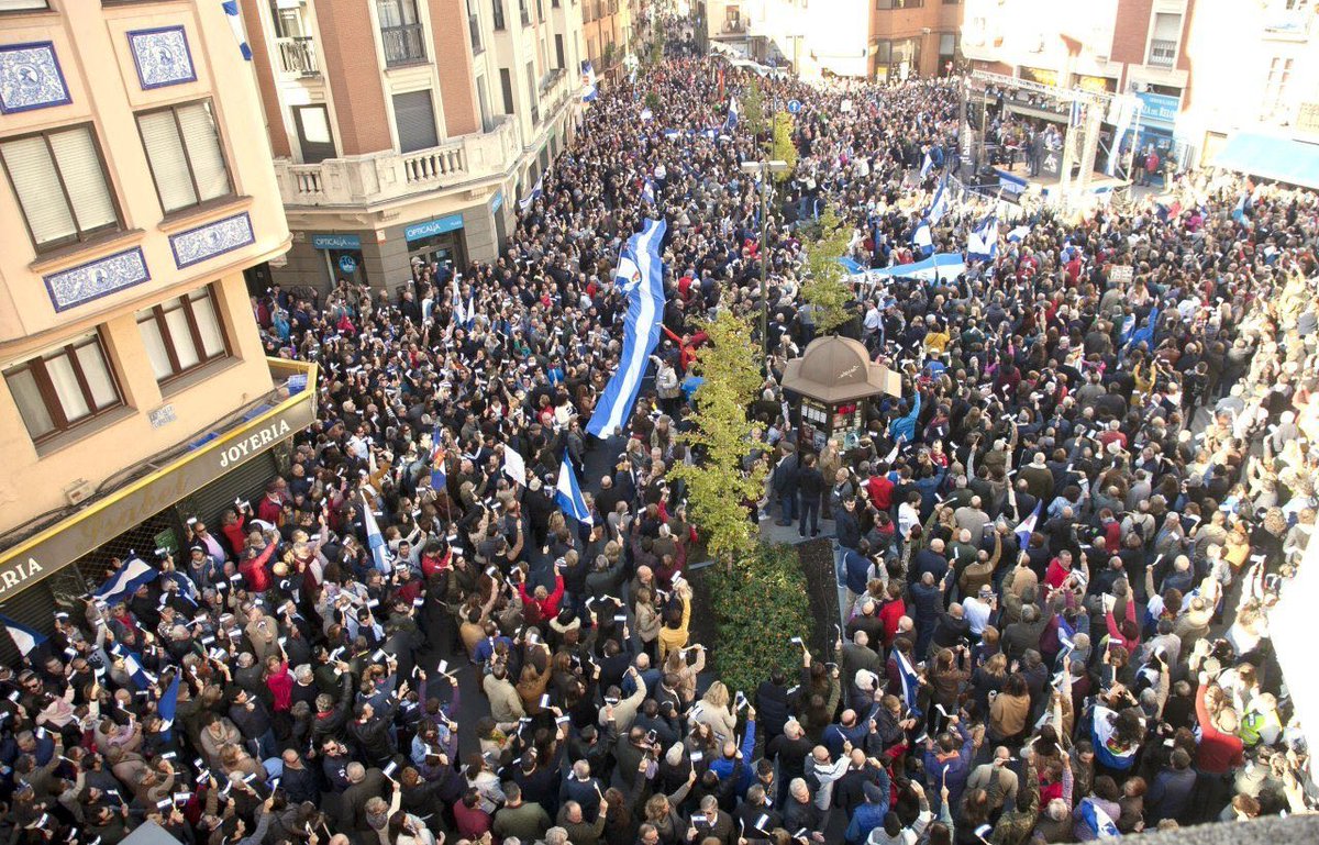 Hoy hace 2 años 40.000 talaveranos salimos a la calle para luchar por nuestra tierra, salimos con ilusión y esperanza, a día de hoy no queda nada de eso, una pena no haber sabido aprovechar ese apoyo popular que le brindamos a los organizadores, Talavera se levantará