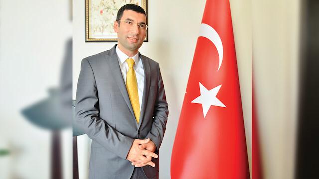 Mardin’in Derik ilçesinde kaybettiğimiz şehit kaymakam Muhammed Fatih Safitürk’ü rahmetle yad ediyoruz. Bayrağımızı yere düşürmemek için canı pahasına vazifesini yapan şehidimizin ruhu şad olsun. Aynı inançla mücadele veren askerlerimize selam olsun. #MuhammedFatihSafitürk