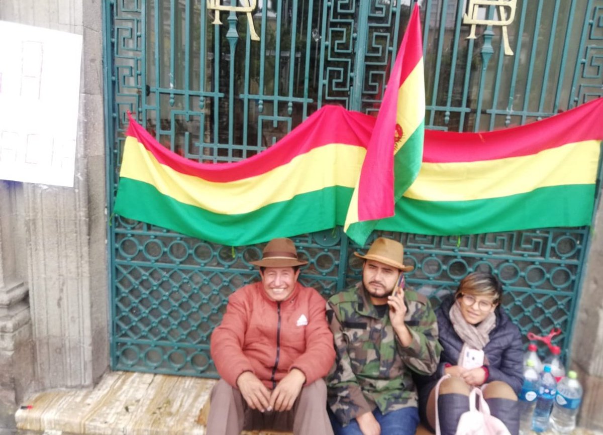 TataQuispe's tweet photo. #TataQuispe:
Volvimos a la lucha hermanos.
Estamos resguardando la Asamblea de los bolivianos por recuperar la verdadera democracia en #Bolivia. 
Hay que seguir con la lucha, el gobierno dictador de #EvoMorales piensa que tenemos miedo
#NotenemosMIEDO carajo
Hay que unirse https://t.co/2dqXH1Qh5H