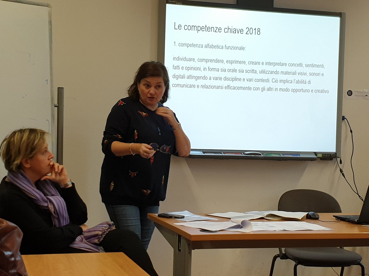 AIIG_VdA's tweet photo. Riprendiamo la giornata di formazione #GeografiaPerProgettare parlando di competenze e rubriche valutative con due dirigenti scolastiche, Sonia D'Auria e Anna Paoletti #UniVdA https://t.co/YyfpFOUwXC