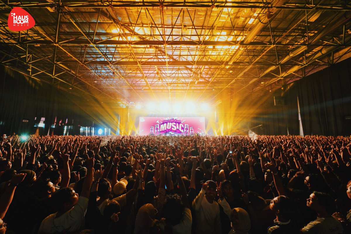 HausboomHQ's tweet photo. ‼️TERIMA KASIH MALAYSIA, TERIMA KASIH UNTUK LEBIH 10,000 ORANG YANG HADIR UNTUK BERKONGSI MOMENT EPIC INI‼️

Ini ialah konsert pertama daripada @HausboomHQ . Terima kasih atas sambutan yg power! Memang gila!

RT KALAU NAK LAGI #hausboommusic TAHUN DEPAN! https://t.co/wbwmR5VIkF