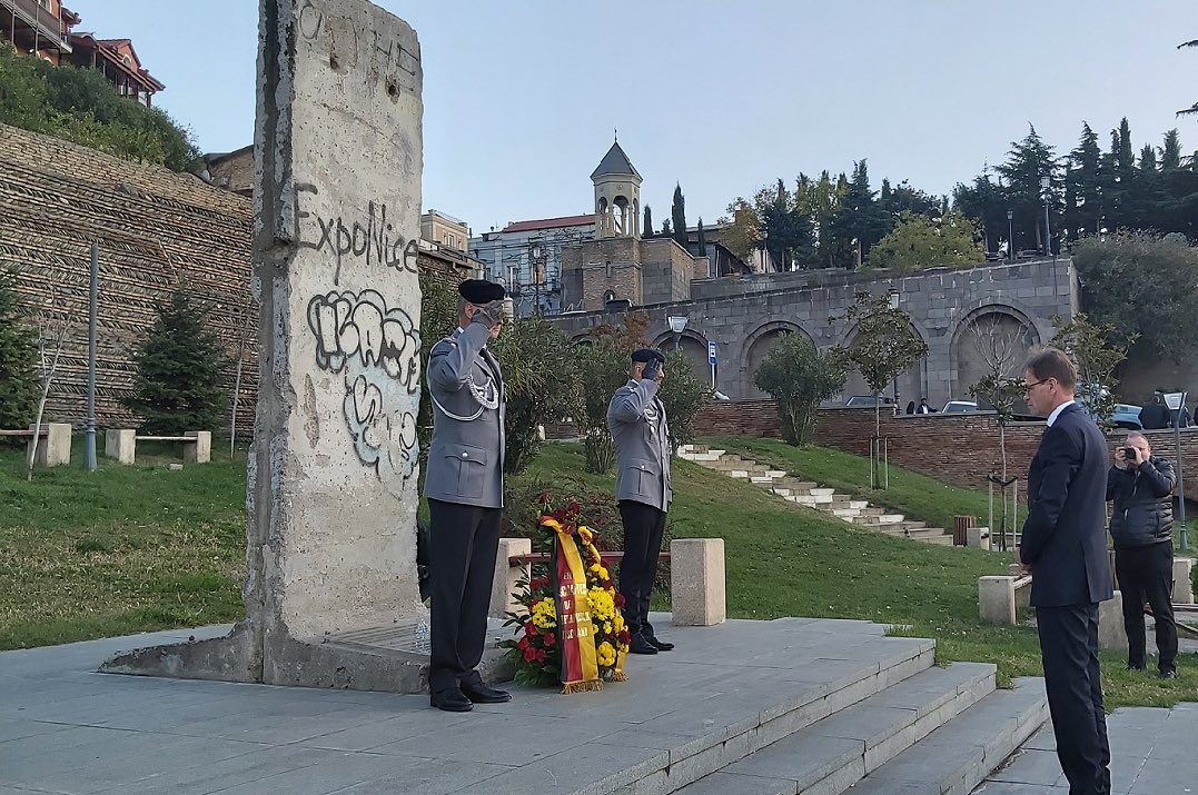 Commemorating the fall of the Berlin Wall in #Georgia: Our Ambassador Hubert Knirsch honoured the victims of the inner-German border at the historic piece of the #BerlinWall, installed in 2017 as symbol of Georgian-German friendship on Europe Square in #Tbilisi.
