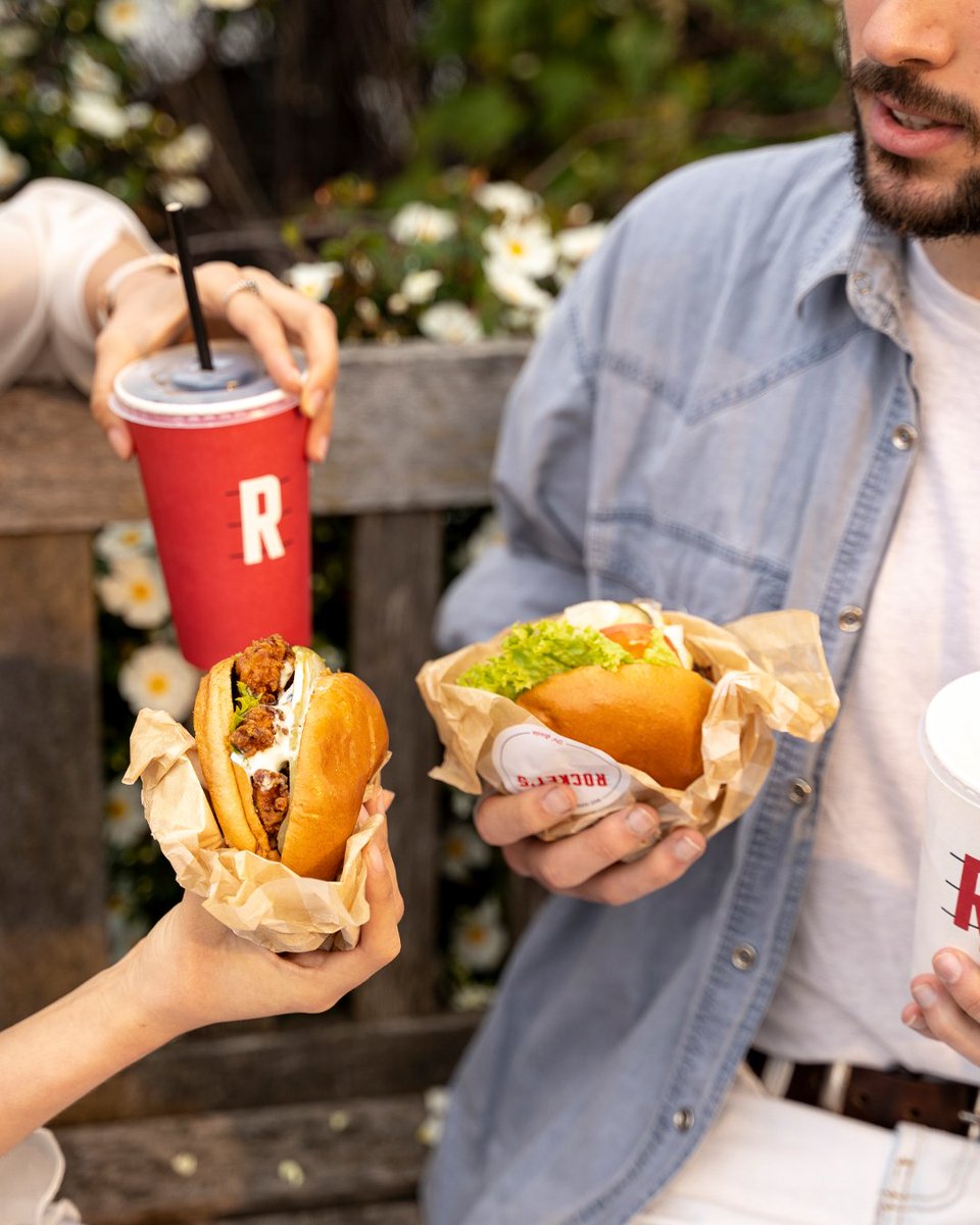 realhamburgers's tweet photo. Perfect when your on the go.

#Rockets #togo #takeaway #burgers #fries #shakes https://t.co/Iqov8aTCLY