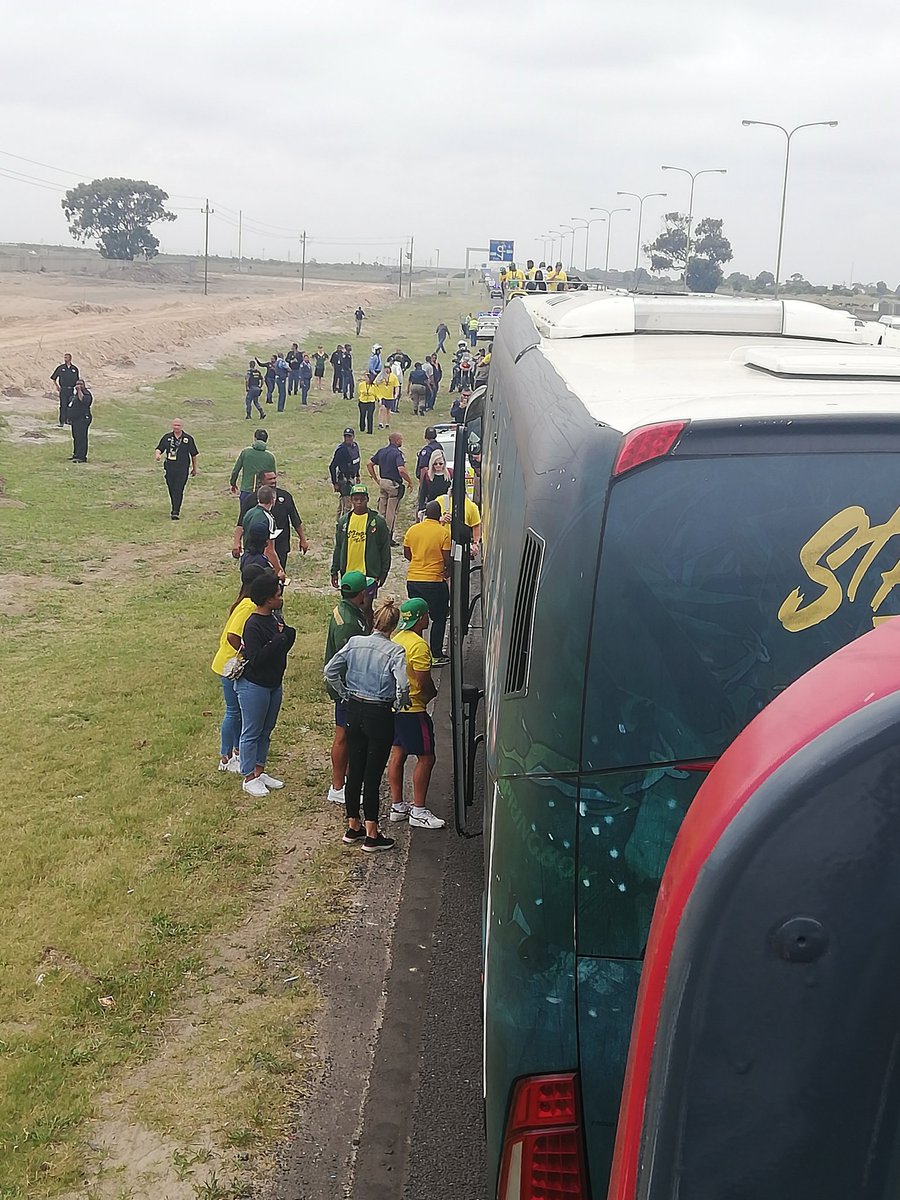 Now the Boks' bus stopped on the N2 (outbound, approaching the R300) because the players need a bathroom break. This trophy tour has had everything. #SpringbokTrophyTour