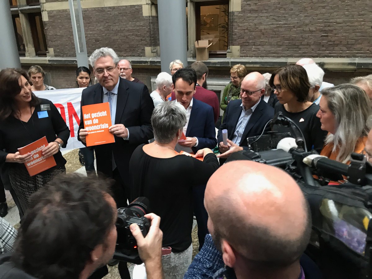 Huurders <a href="/Woonbond/">Woonbond</a> en #woningcorporaties in actie: ‘De #wooncrisis gaat over mensen, niet over cijfers. Stop de #verhuurderheffing.’ #ikwileenhuis aedes.nl/artikelen/fina…