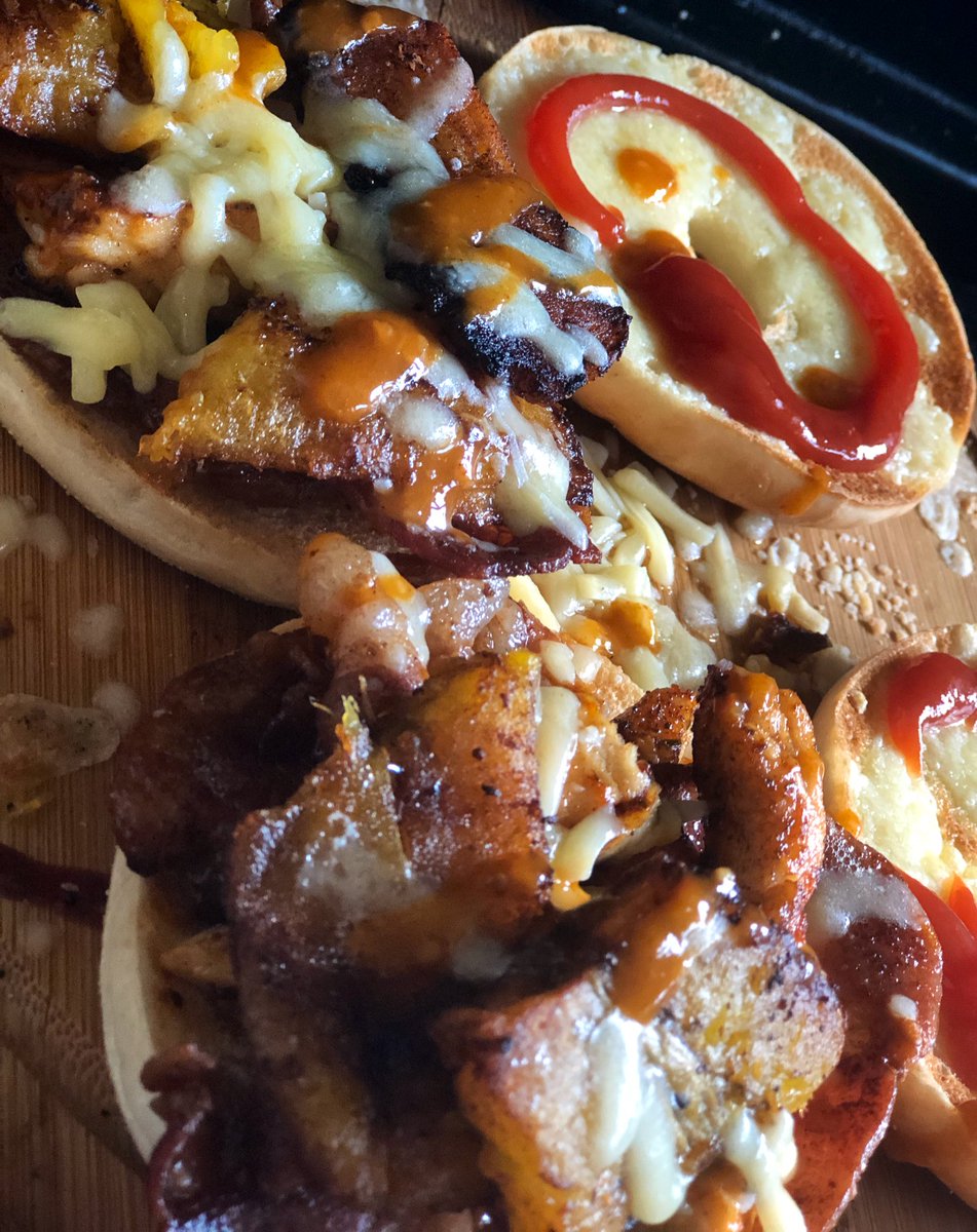Meltdownsbagels's tweet photo. Fried plantain, 🥓 , sweet chilli chicken with Hot Nando’s drizzled all over &amp;&amp; melted 🧀 🔥🔥🔥 🥯 #Meltdownsbagels #EatItBitch https://t.co/pSg2OA41Mp