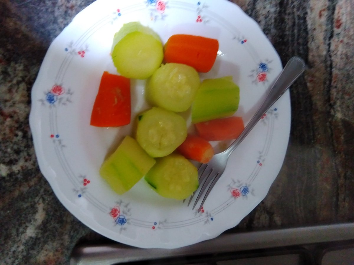voy_perdidoo's tweet photo. #SemanaVegana 🥒🥕
#Decomer 
Lunes de cabalacín y zanahoria hervida
#Comiendo 🥒🥕
#ChefPerdido👨🏻‍🍳 https://t.co/TltjPQbi02