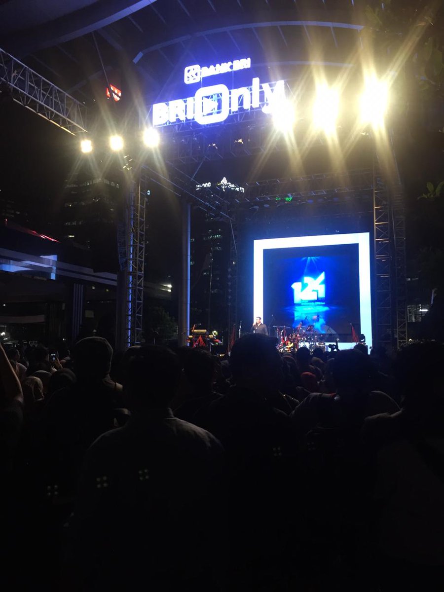 falla_adinda's tweet photo. "Tetap di dalam hatiku
Kau udara bagiku
Memenuhi duniaku
Seburuk apapun itu"

Lagi digombalin sama @NOAH_ID
Di acara An Intimate Nite @BANKBRI_ID :') 
#BRIxNoah #BankBRI #BRIonly https://t.co/BQpf8ap1YG