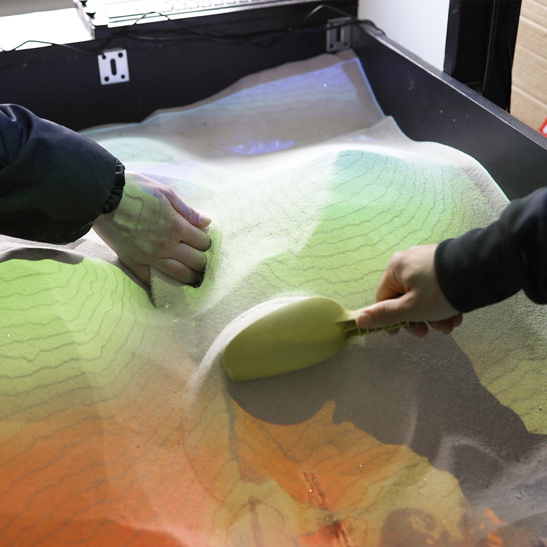 FHNW's tweet photo. Am Mittwoch findet der #tagdergeomatik der @HABG_FHNW mit der @ETH in Aarau statt. Die Ausstellung mit Mitmach-Aktivitäten gibt einen Einblick in die Vielseitigkeit der #Geomatik und kann von allen kostenlos besucht werden. #FHNW Weitere Infos auf: https://t.co/oEfl3M22Rq https://t.co/q5nKWNXieZ
