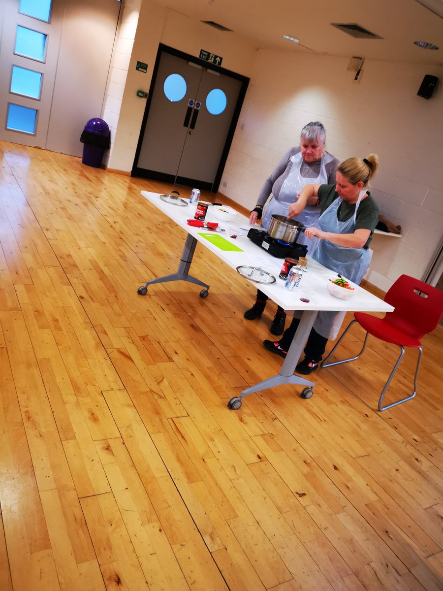 eastendflatpac1's tweet photo. Cooking with some local people from Barrowfield today in partnership with @ThrivingPDC, the group did great today and made some delicious Vegetable Chicken Curry πππ»
#FlatPackMeals #Community #ThrivingPlaces #CookingClasses #EatARainbow https://t.co/o90oLp0Q2T