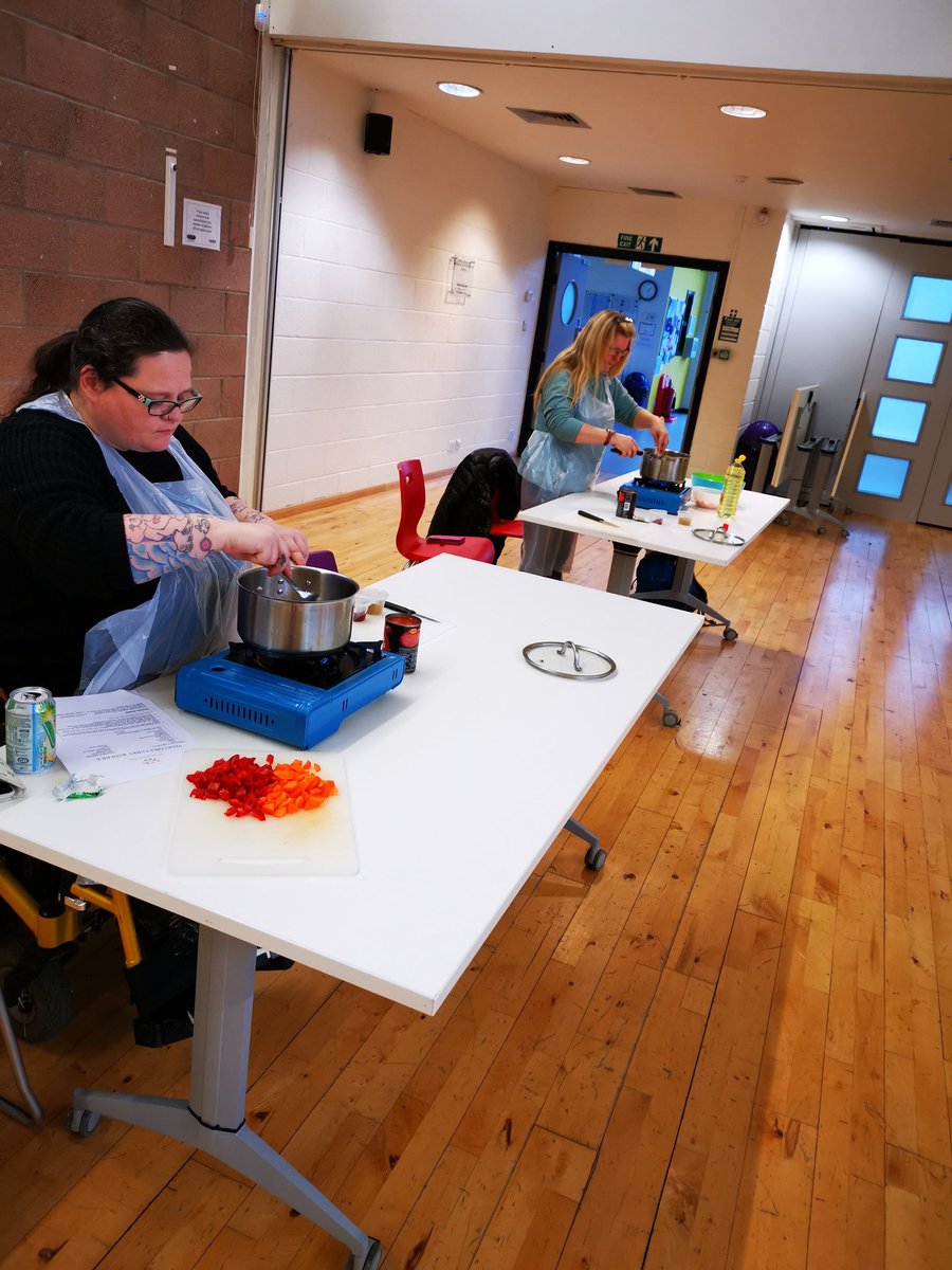 eastendflatpac1's tweet photo. Cooking with some local people from Barrowfield today in partnership with @ThrivingPDC, the group did great today and made some delicious Vegetable Chicken Curry πππ»
#FlatPackMeals #Community #ThrivingPlaces #CookingClasses #EatARainbow https://t.co/o90oLp0Q2T