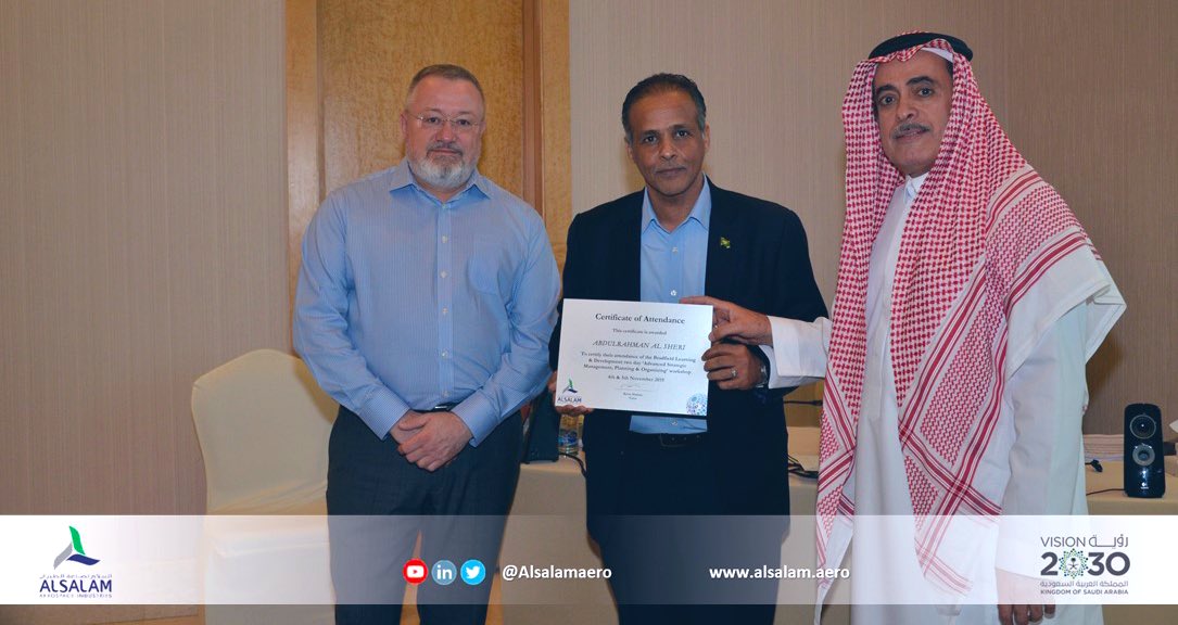 الرئيس التنفيذي المكلف م. عبدالعزيز الفوزان يسلم شهادات دورة إدارة التخطيط الإستراتيجي لقيادات الشركة ، والتي نظمتها #السلام_لصناعة_الطيران لمدة يومين بمدينة الرياض