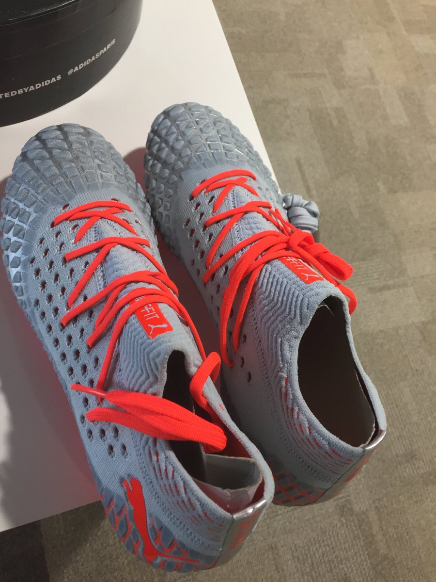 lequipedegreg's tweet image. Jour férié = jour de cadeau. 🎁.      Les chaussures dédicacées de ⁦@samumtiti⁩ sont à gagner ! ⁦@pumafootball⁩                                  Pour cela :                                         ▶️▶️ RT ce post &amp;amp; FOLLOW ⁦@lequipedestelle⁩ 😉😉😉