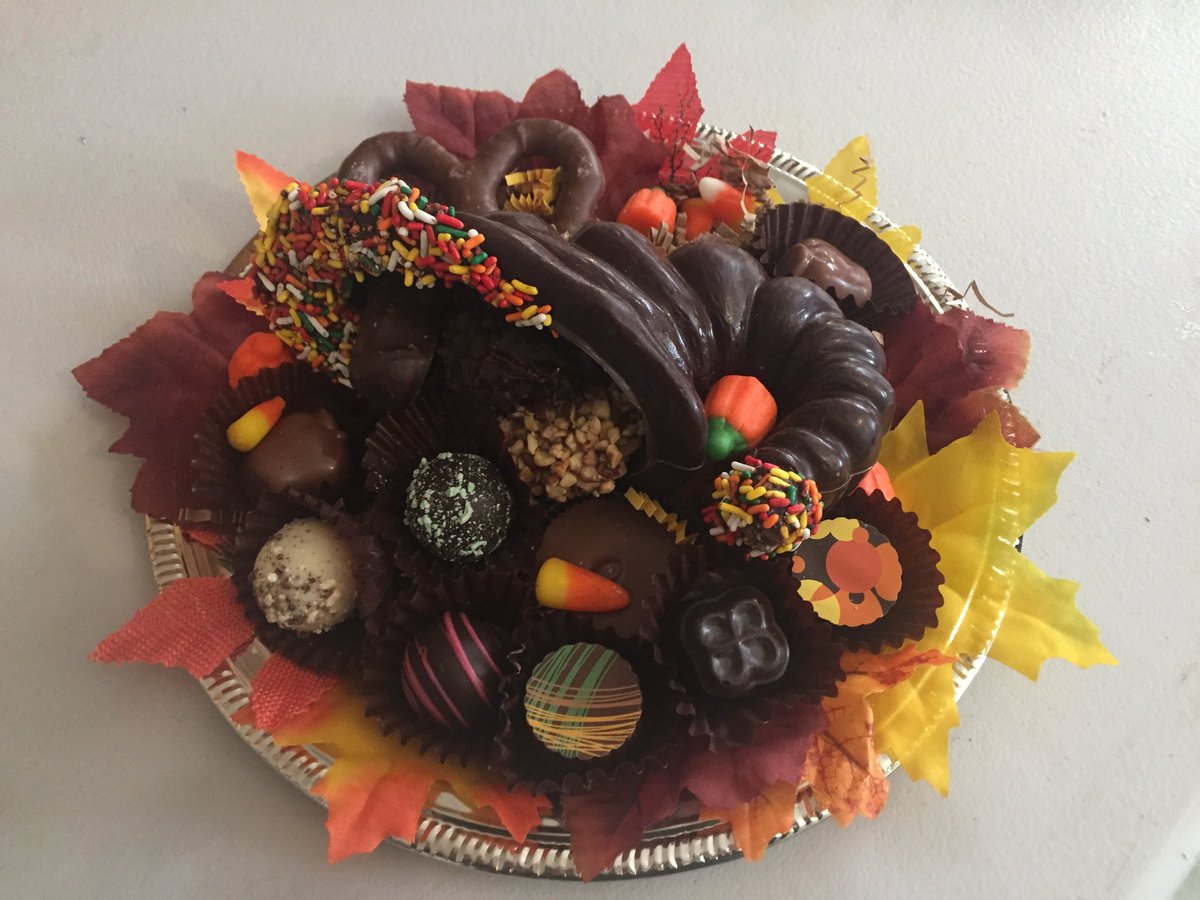 ItsSeriousChoc1's tweet photo. Holiday Centerpieces handcrafted from premium chocolate. https://t.co/WZKYWDRv5R