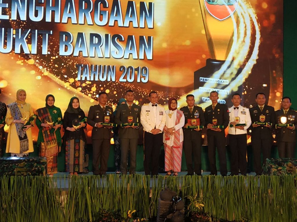 Korem033's tweet image. Danramil 02 Kodim 0315/Bintan Kapten Inf Aswandi Terima Penghargaan Sebagai Danramil Berprestasi oleh Pangdam I/BB korem033wp.mil.id/2019/11/11/dan…