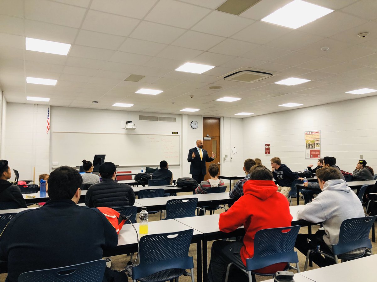 CCM_CJC's tweet photo. Thank you to Mark Castellano for coming to @CCM_edu and talking to our CJ club about your experience in law enforcement and your career at the Morris County Prosecutor’s Office! 🙌🏻 https://t.co/fJhAXaZOg7