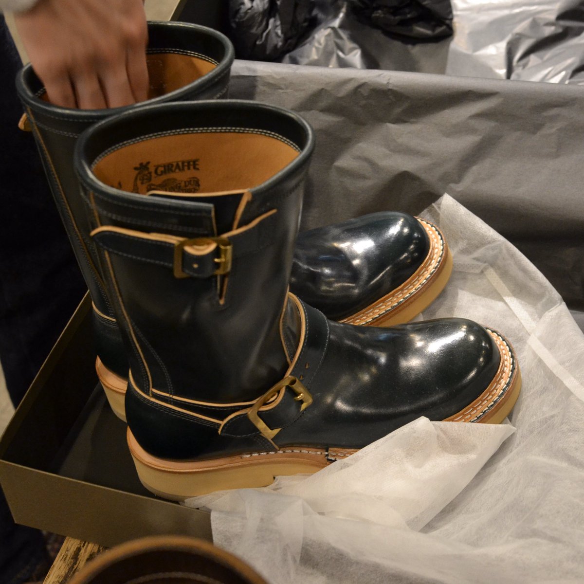 特A級革から選ばせて頂いた ホーウィン社シェルコードバンのエンジニア