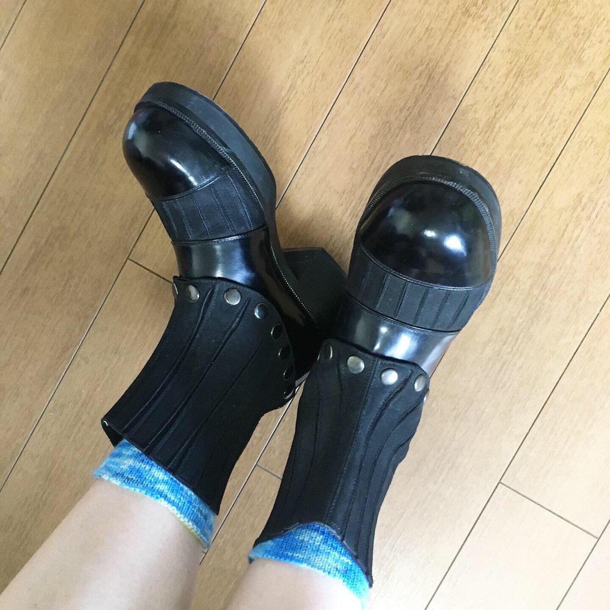JIN0039's tweet photo. 本日はくつ下の日！つーことで。
ワタシのカワエエくつ下とイカレたブーツのコラボ。くつ下に合わせようと下駄箱漁ってたらコイツが出てきたぜ。大昔のルナマティーノ。少し大き目だからくつ下履いてピッタリだわ。
#handmadesock #handknitsock  #手編み靴下 #毛糸の靴下 https://t.co/AUe13f6jTT