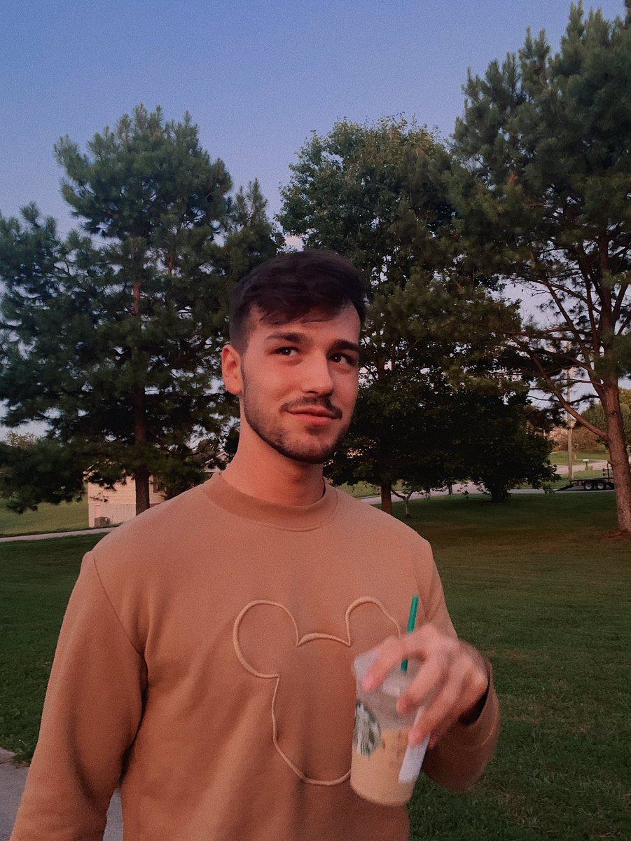 sunrisewithmila's tweet image. This boy is 22 now okay, i'm melting because I'm so proud of him omg, his music is so beautiful!! I love you so much babe, have a good day 💖
@JacobWhitesides 
#happybirthdayjacob