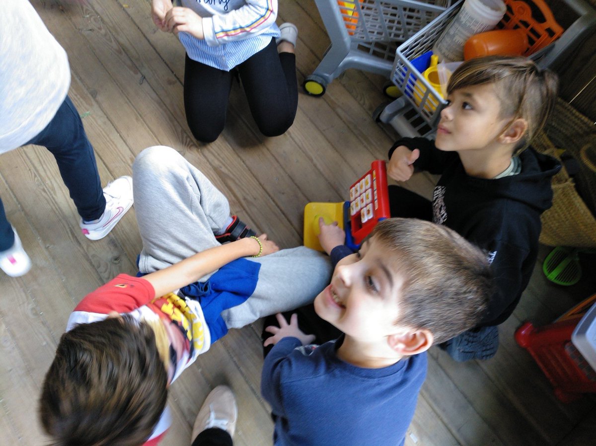 CIDEcooperativa's tweet image. L'alumnat de 2n de Primària ha realitzat l'ambient d'aprenentatge de "jugar a ser" on han desenvolupat les seves habilitats de joc simbòlic i la seva creativitat. Junts han creat el seu propi restaurant. Bon profit! #ambients #aprenentatgesignificatiu