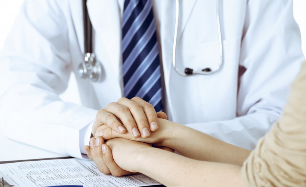 MedscapeFrance's tweet photo. Harcèlement sexuel dans le milieu médical en France : 1/4 des médecins harcelés par des patients ; 1/6 des femmes médecins victimes d’un collègue ; 71% ne dénoncent pas… Voir les résultats complets de l’enquête Medscape 2019 https://t.co/WXmCLVQWl6 #metoofr https://t.co/jam8Utw6pA