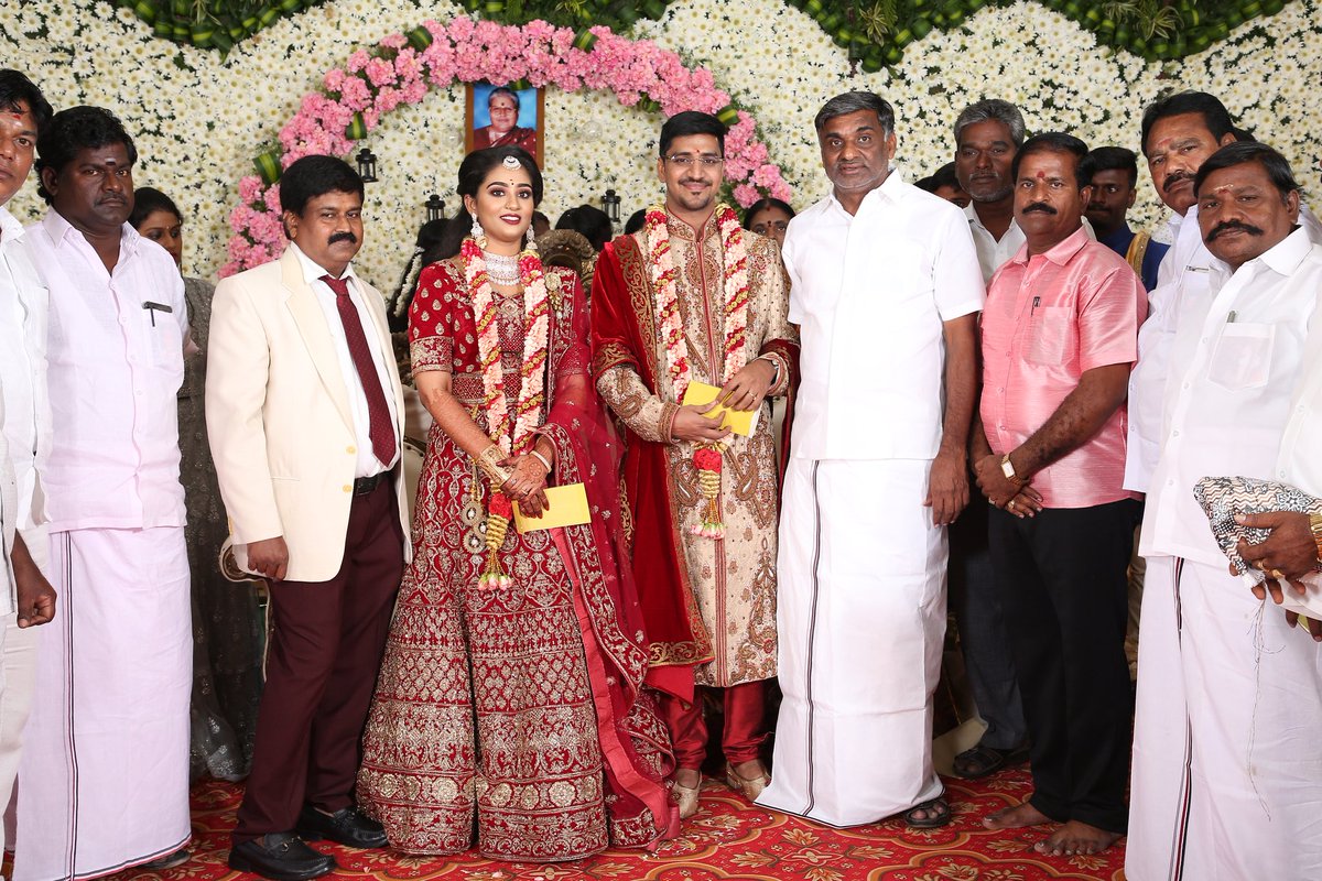 PerumalGuru7's tweet photo. #J_S_நகர_கழக_செயலாளர் அவர்களின் இல்ல திருமண விழாவில்

#மாண்புமிகு_அமைச்சர் பெருமக்கள் (ம) முன்னாள் அமைச்சர்கள் கலந்துகொண்டு மணமக்களை❣ வாழ்த்தியபோது💐💐💐 https://t.co/2YYddWRPe1