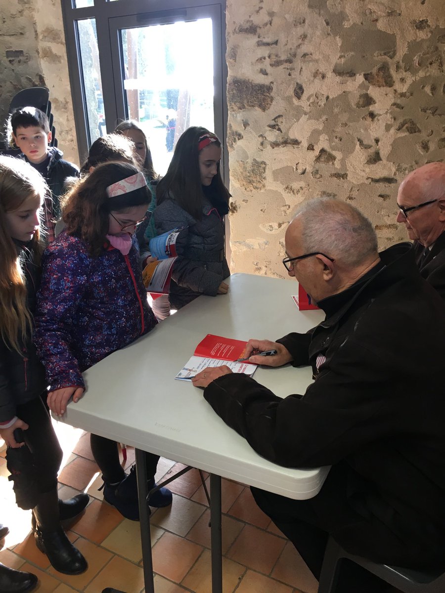 Après avoir participé à la cérémonie de commémoration du 11 novembre, les enfants de CM2 rencontrent les ambassadeurs pour la signature attestant la participation à la mission « devoir de mémoire ».